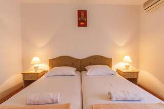 Апартаменты Apartmani Steni Свети-Стефан Номер-студио с балконом и видом на море-20