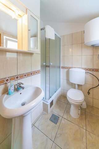 Апартаменты Apartmani Steni Свети-Стефан Номер-студио с балконом и видом на море-44