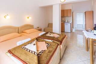 Апартаменты Apartmani Steni Свети-Стефан Номер-студио с балконом и видом на море-45